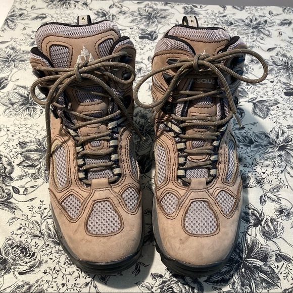 VASQUE Sz 9.5  Leather Gore-Tex Vibram Soles Hiking Boots - Picture 2 of 15